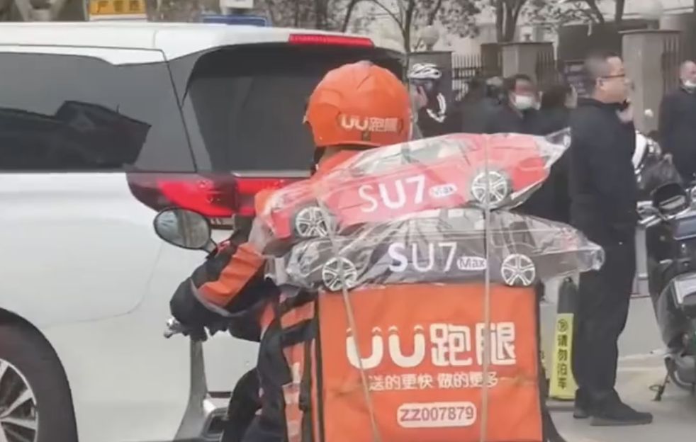 ▲大陸電商平台出現小米SU7紙紮版。（圖／翻攝微博）