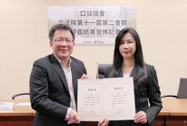 ▲萬美玲獲雙料優良立委