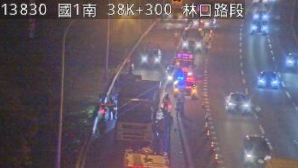 ▲▼快訊／國1南下38.22車追撞　小貨車駕駛受困。（圖／翻攝高速公路局）