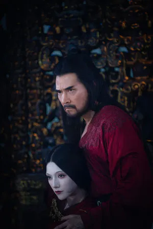 ▲《封神三部曲》實景打造出商朝宮殿，費翔與娜然詮釋出不一樣的紂王與妲己。（圖／鴻聯國際提供）