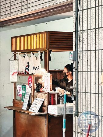 采子曾暫退演藝圈，回高雄老家打工賣飯糰。（讀者提供）