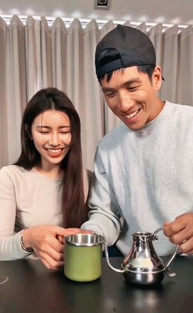 采子（左）與男友Hank（右）曾一起同框拍影片，兩人互動甜蜜。（翻攝自Hank IG）