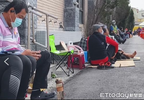 ▲白沙屯拱天宮27日才開放報名赴北港進香，早在5天前即有信眾排隊，盛況可期。（圖／記者楊永盛翻攝）