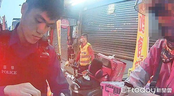 ▲桃園市鄧姓外送員昨晚到永安北路上某家涼麵店取餐，突與林姓業者口角，2人分持甩棍與斧頭互毆都掛彩，警方快打部隊迅速到場處理。（圖／記者沈繼昌翻攝）