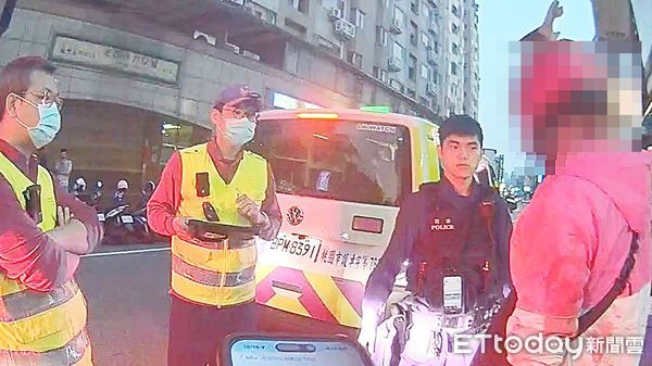 ▲桃園市鄧姓外送員昨晚到永安北路上餐廳取餐，與林姓業者互毆，警方快打部隊與119救護人員到場處理。（圖／記者沈繼昌翻攝）