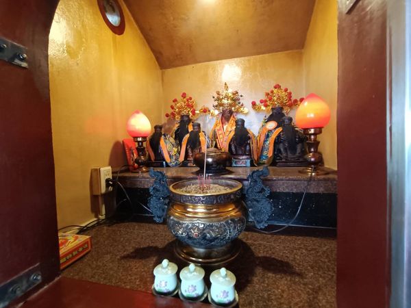▲男子鬼祟到宮廟偷香油錢。（圖／記者唐詠絮攝）