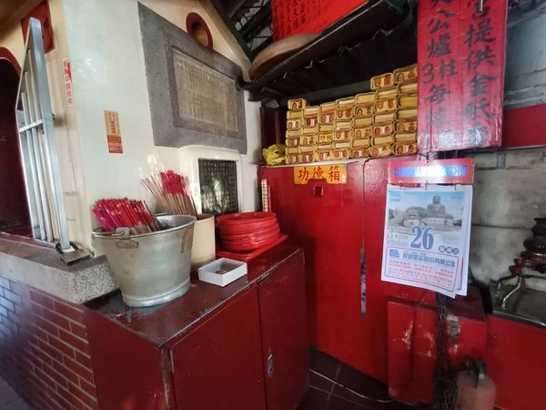 ▲男子鬼祟到宮廟偷香油錢。（圖／記者唐詠絮攝）