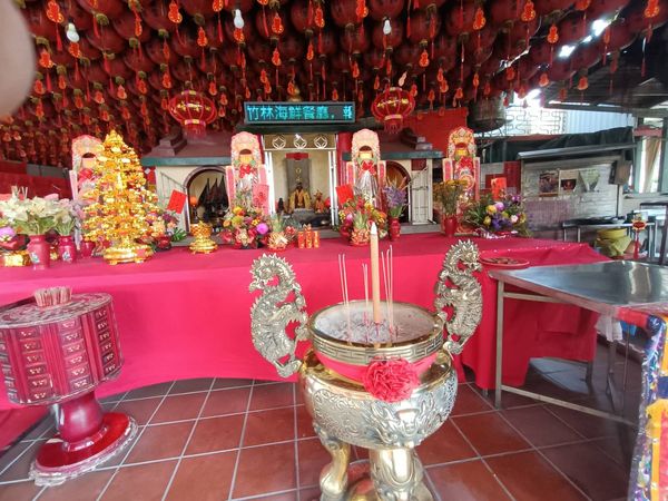 ▲男子鬼祟到宮廟偷香油錢。（圖／記者唐詠絮攝）