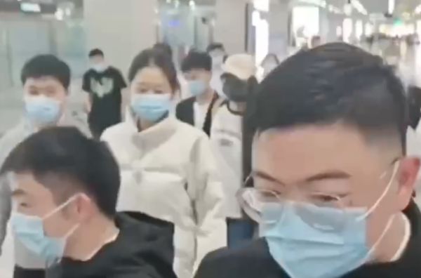 ▲陸配亞亞一出福州長樂機場管制區，四面八方便湧上多名黑衣和便衣男女陪同離開。（圖／翻攝微博）