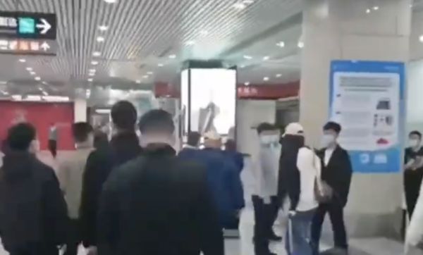 ▲陸配亞亞一出福州長樂機場管制區，四面八方便湧上多名黑衣和便衣男女陪同離開。（圖／翻攝微博）