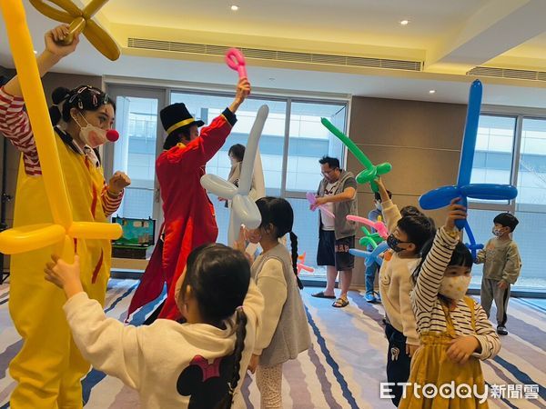 ▲和逸飯店&bull;台南西門館，於4月6日舉辦「COZZI 歡樂馬戲團」親子活動，同時更攜手國際知名的「FOCASA馬戲團」，推出「住和逸 FUN玩幾米馬戲樂園」限時快閃住房專案。（圖／記者林東良翻攝，下同）