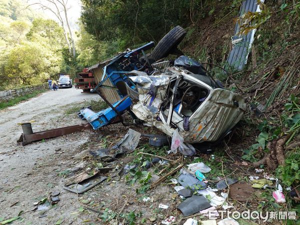 ▲司馬庫斯嚴重車禍，2人命危搶救中。（圖／記者楊永盛翻攝，下同）