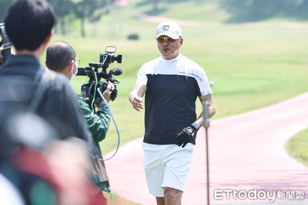 ▲王偉忠出席慈善高爾夫球賽，遭媒體追問。（圖／記者林敬旻攝）
