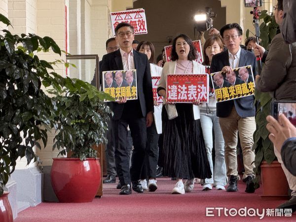 ▲▼民進黨團立委衝韓國瑜辦公室 秘書長室 抗議。（圖／記者屠惠剛攝）