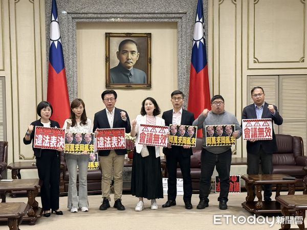 ▲▼民進黨團立委衝韓國瑜辦公室 秘書長室 抗議。（圖／記者屠惠剛攝）