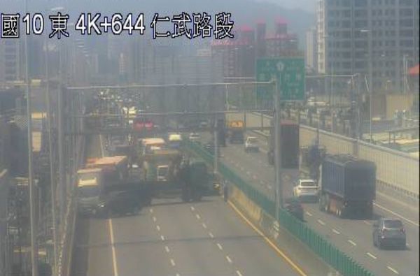 ▲國道10號東向、近仁武交流道發生4車事故。（圖／翻攝自1968）