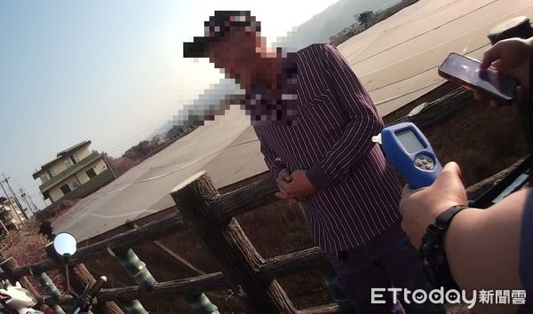 ▲男子喝藥酒後騎乘微型電動二輪車，遭草屯警方取締。（圖／記者高堂堯翻攝，下同）