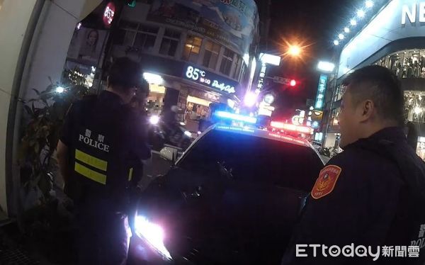 ▲警方取締騎腳踏自行車酒駕的男子。（圖／記者高堂堯翻攝）