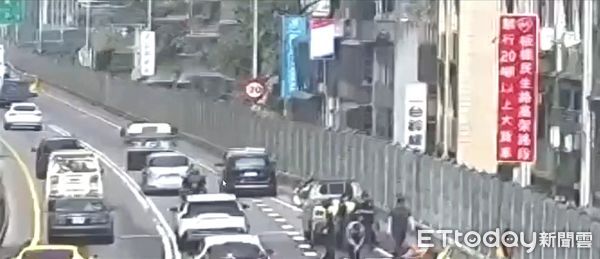 ▲台64線中和段今早一輛小火車起火，警消到場迅速將火勢熄滅。（圖／記者陸運陞翻攝）