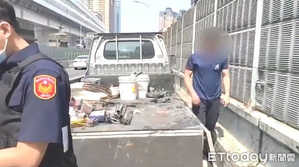 ▲台64線中和段今早一輛小火車起火，警消到場迅速將火勢熄滅。（圖／記者陸運陞翻攝）