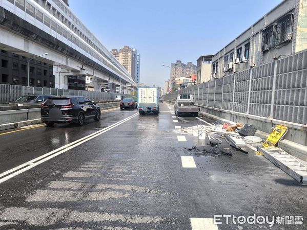 ▲台64線中和段今早一輛小火車起火，警消到場迅速將火勢熄滅。（圖／記者陸運陞翻攝）
