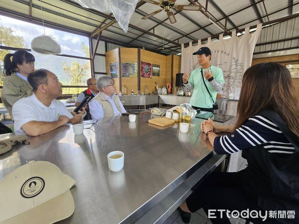 ▲▼順天堂藥廠總經理莊武璋率團實地參訪與在地農友面對面做更深入的探討交流。（圖／花蓮縣政府提供，下同）