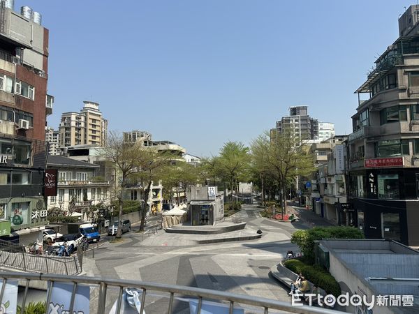 ▲▼中山商圈每逢假日就人潮爆滿，常上演行人與汽機車爭道狀況，因此台北市長蔣萬安希望能推展徒步區；而針對南京西路23巷、25巷，台北捷運公司將於3月29日試辦2.5小時封街。（圖／記者袁茵攝）