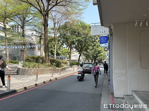 ▲▼中山商圈每逢假日就人潮爆滿，常上演行人與汽機車爭道狀況，因此台北市長蔣萬安希望能推展徒步區；而針對南京西路23巷、25巷，台北捷運公司將於3月29日試辦2.5小時封街。（圖／記者袁茵攝）