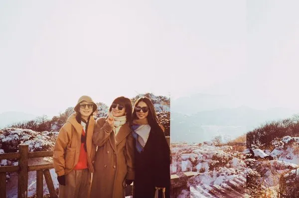 ▲▼S.H.E赴日旅行絕美合照曝光，3人合照是遊客幫忙拍的。（圖／翻攝自臉書）