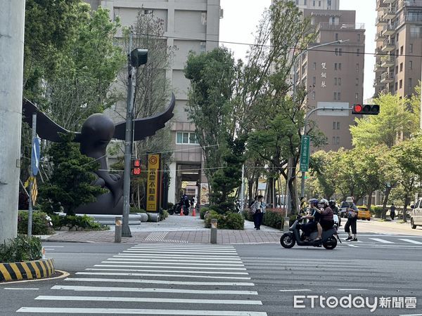 ▲▼台中秀泰影城外傳出砍人案，行凶男子鐵鋸丟花圃躲廁所被逮。（圖／記者許權毅攝）