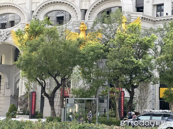 ▲▼台中秀泰影城外傳出砍人案，行凶男子鐵鋸丟花圃躲廁所被逮。（圖／記者許權毅攝）