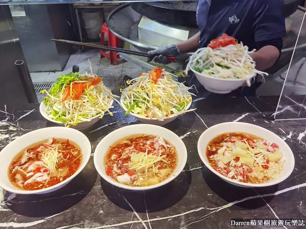 ▲▼元潮蒙古烤肉酸菜白肉鍋。（圖／部落客darren提供）