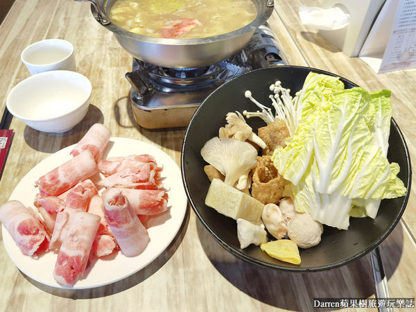 ▲▼元潮蒙古烤肉酸菜白肉鍋。（圖／部落客darren提供）