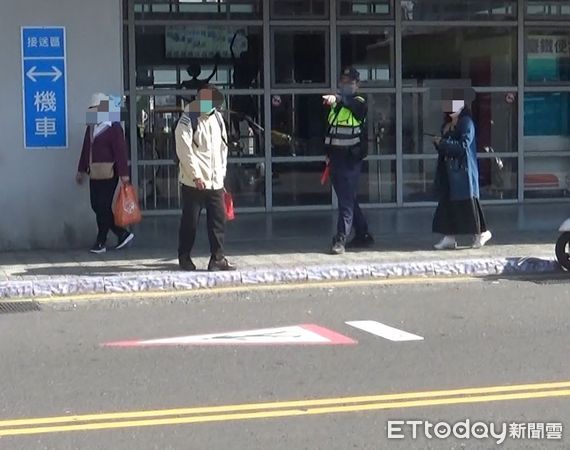 ▲屏東縣警方執行「行人違規取締」專案          。（圖／記者陳崑福翻攝）