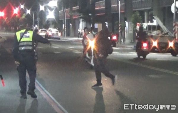 ▲屏東縣警方執行「行人違規取締」專案          。（圖／記者陳崑福翻攝）