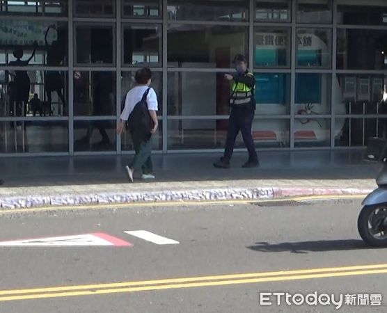 ▲屏東縣警方執行「行人違規取締」專案          。（圖／記者陳崑福翻攝）