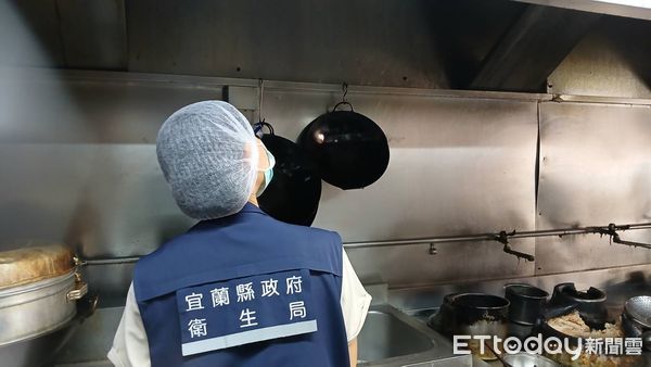 ▲▼網友爆料一行19人到宜蘭某餐廳聚餐後，共11人上吐下瀉，疑似食物中毒             。（圖／記者游芳男翻攝）