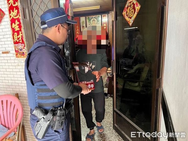 ▲警方走訪轄內獨居長者及困苦家庭，提供必要物資及協助。（圖／記者楊漢聲翻攝）