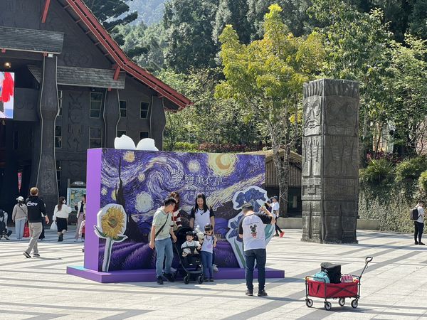 ▲「紫戀薰衣草」以全新主題《邂逅梵谷》帶來夢幻花海。（圖／九族文化村提供）