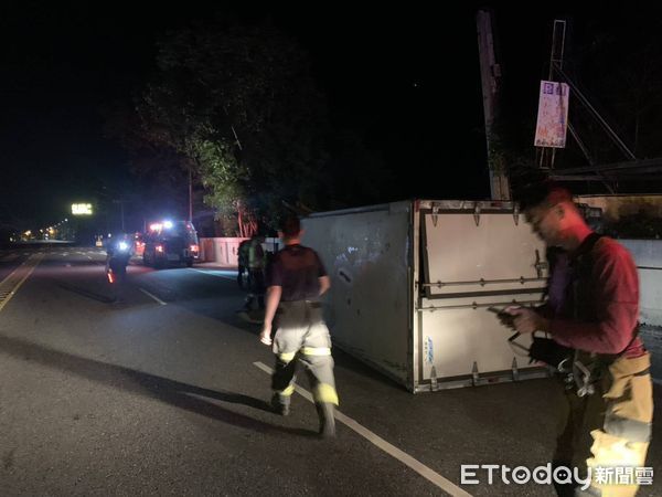 ▲駕駛不慎自撞路旁電箱及路燈後翻車。（圖／記者楊漢聲翻攝）