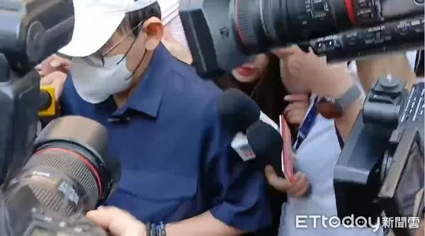 ▲黃子佼高院出庭，面對鏡頭深深一鞠躬。（圖／記者吳銘峯攝，下同）