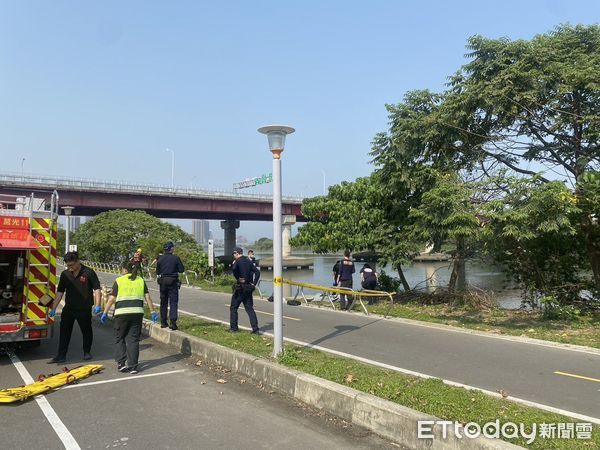 ▲▼警方在板橋華江橋撈到一具女浮屍             。（圖／記者陳以昇翻攝）