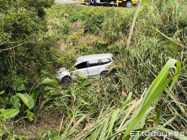 ▲駕駛倒車失控滑落邊坡。（圖／記者楊漢聲翻攝）