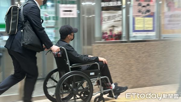 ▲▼林明佐1200萬交保遭撤銷，26日下午坐輪椅出庭             。（圖／記者許權毅攝）