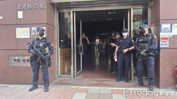 ▲▼     黨部外60警力佈署！張安樂記者會臨時喊卡　助理出面澄清：沒有要宣布幫主        。（圖／記者陸運陞攝）