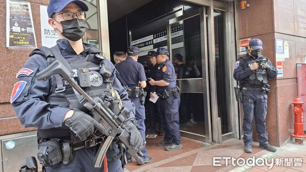 ▲▼     黨部外60警力佈署！張安樂記者會臨時喊卡　助理出面澄清：沒有要宣布幫主        。（圖／記者陸運陞攝）