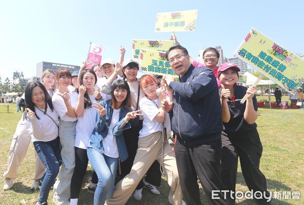 ▲台南市社會局於26日在永華市政中心西拉雅廣場舉辦「台南市2025年社工大會師-魅力是社、競在台南」社工表揚趣味競賽活動，由黃偉哲市長親自頒發獎狀給17位績優社工人員。（圖／記者林東良翻攝，下同）