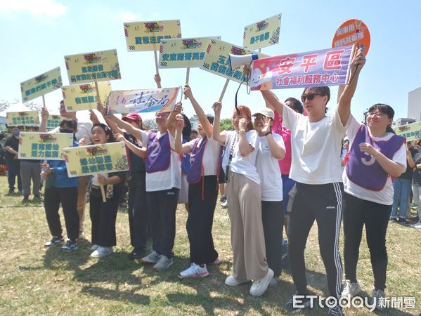 ▲台南市社會局於26日在永華市政中心西拉雅廣場舉辦「台南市2025年社工大會師-魅力是社、競在台南」社工表揚趣味競賽活動，由黃偉哲市長親自頒發獎狀給17位績優社工人員。（圖／記者林東良翻攝，下同）