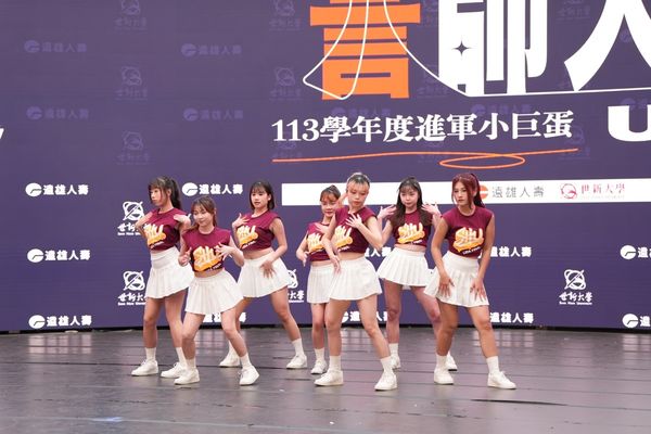 圖三：世新GIRLS啦啦隊以熱力四射的舞蹈表演，點燃全場熱情，激勵師生與球隊士氣。（圖／世新大學提供）