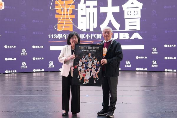 圖四：世新女籃贊助企業遠雄人壽鼎力支持，致贈冠軍拼圖，攜手球員與教練，共同邁向奪冠目標。（圖／世新大學提供）